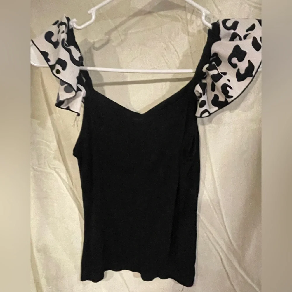 LIKE NEW! Chic Black and White animal print girls tank top and shorts